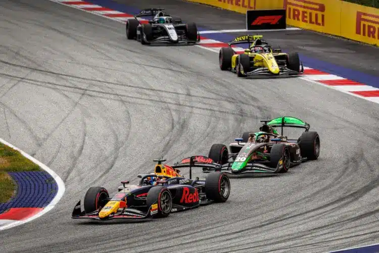 Roncsderbit hozott az Formula 2 osztrák sprintje, amit Martí húzott be