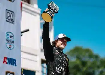 Sörrel dobták meg futam után az IndyCar-pilótát, aki ivott belőle – videó