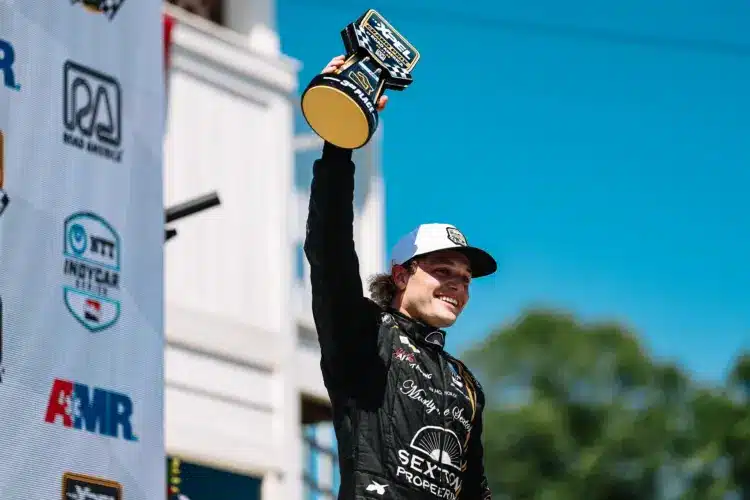 Sörrel dobták meg futam után az IndyCar-pilótát, aki ivott belőle – videó