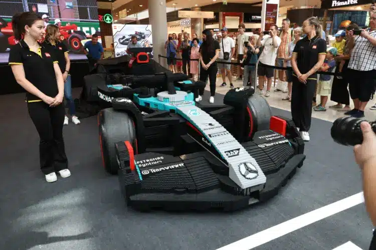 Budapestre érkezett a LEGO F1 pilótaparádé egyik sztárja