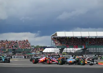 Egy YouTubert letartóztattak a Brit Nagydíjon, mert megrongált egy F1-es autót