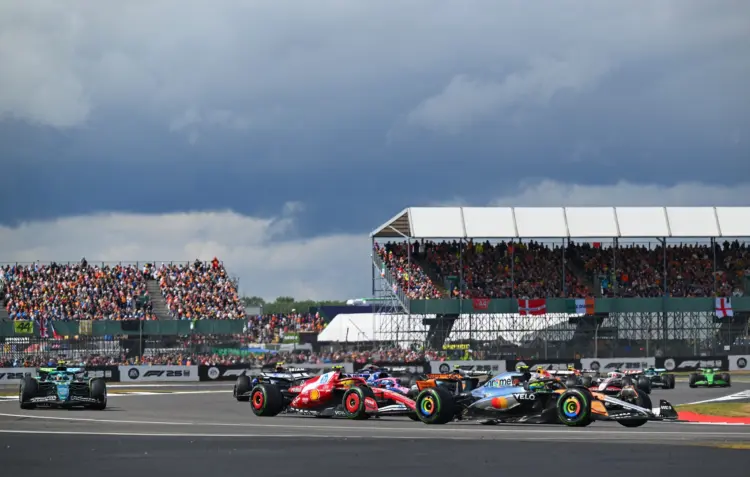 Egy YouTubert letartóztattak a Brit Nagydíjon, mert megrongált egy F1-es autót