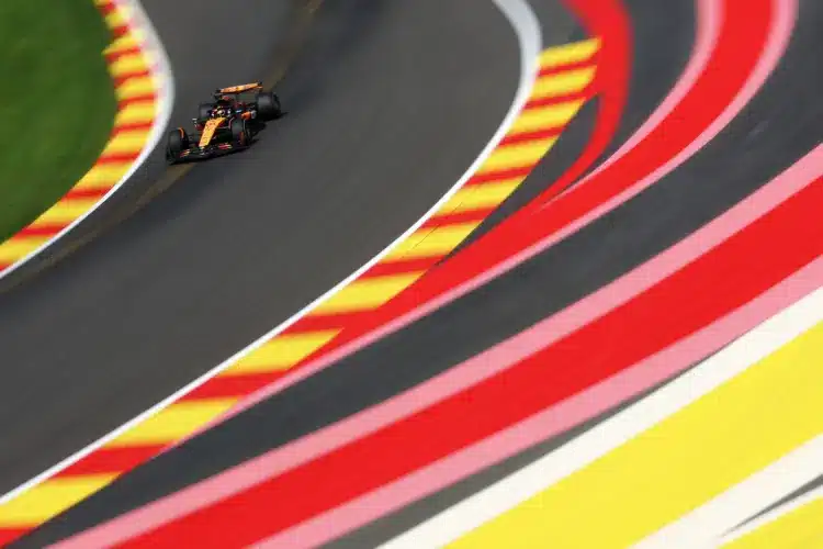 Piastri nyitott az élen – A két McLarent Verstappen „szakította szét”