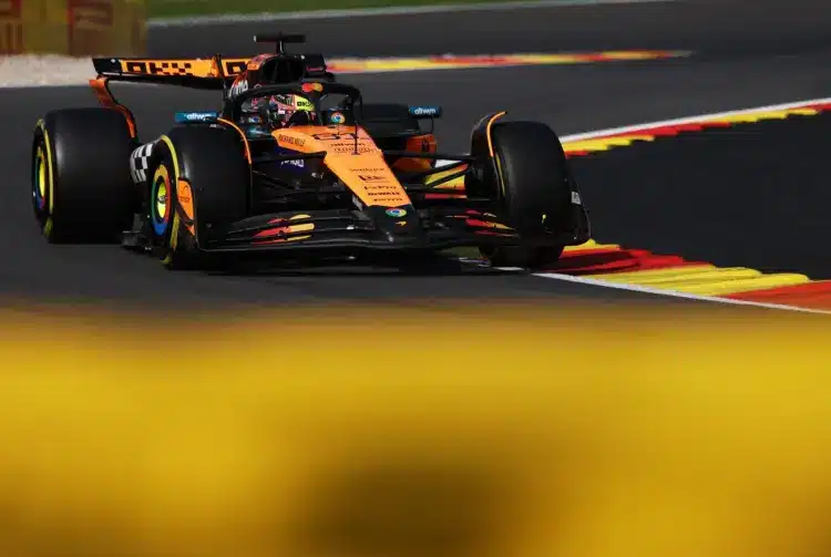Piastri szerezte meg a sprint pole-t; Hamilton és Antonelli azonnal kiestek