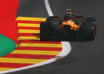 Norris pole-ban, Leclerc Verstappen előtt, Hamilton a Q1-ben kiesett