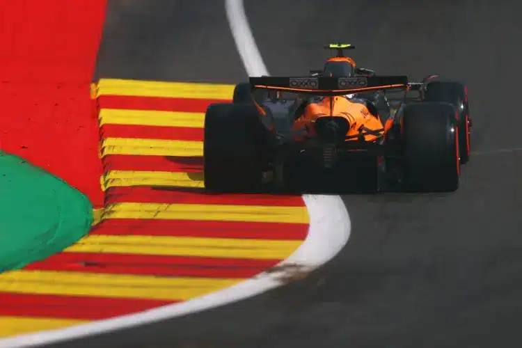 Norris pole-ban, Leclerc Verstappen előtt, Hamilton a Q1-ben kiesett
