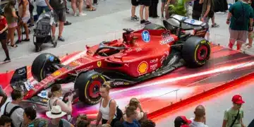 Te is ott állsz a Ferrari körül? Ha kirakod a képet, kiderül!