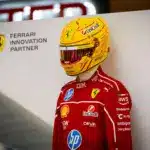 Lewis Hamiltonnak öltöztetett próbababa