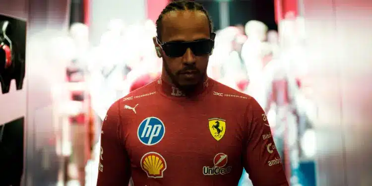 Lewis Hamilton napszemüvegben sétál