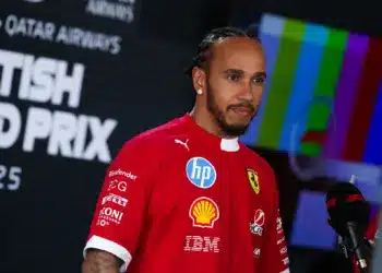 Hazai pályán Hamilton nyitott az élen pénteken
