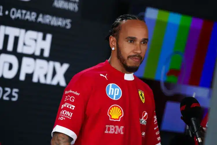 Hazai pályán Hamilton nyitott az élen pénteken