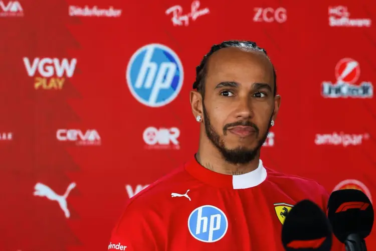 Tizenhárom évvel fiatalabb énekesnővel randizik Lewis Hamilton?
