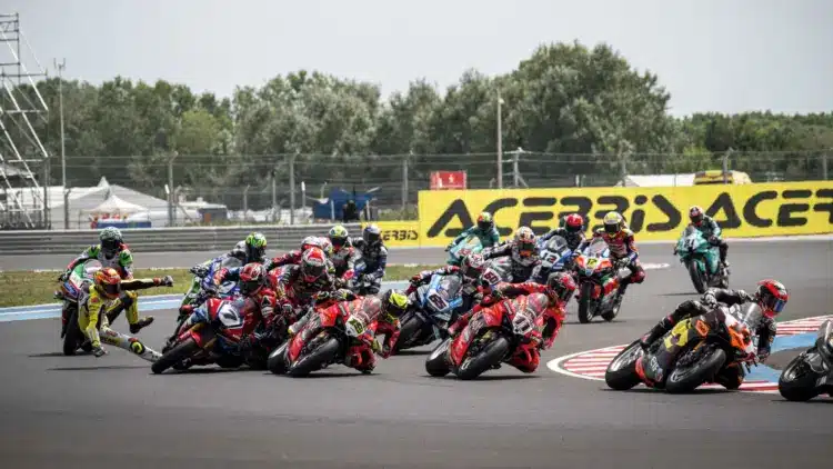 Megcsappant a Superbike-mezőny a szombati tömeges bukást követően