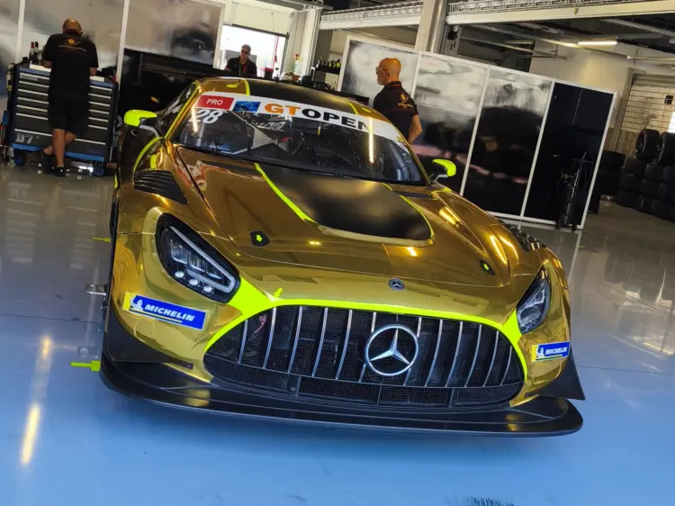 Aranyos Mercedes bukkan fel a mai motorsport puzzle-n