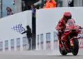 Káosz a Sachsenringen: Marc Márquez nyert jubileumi futamán, a mezőny fele bukott