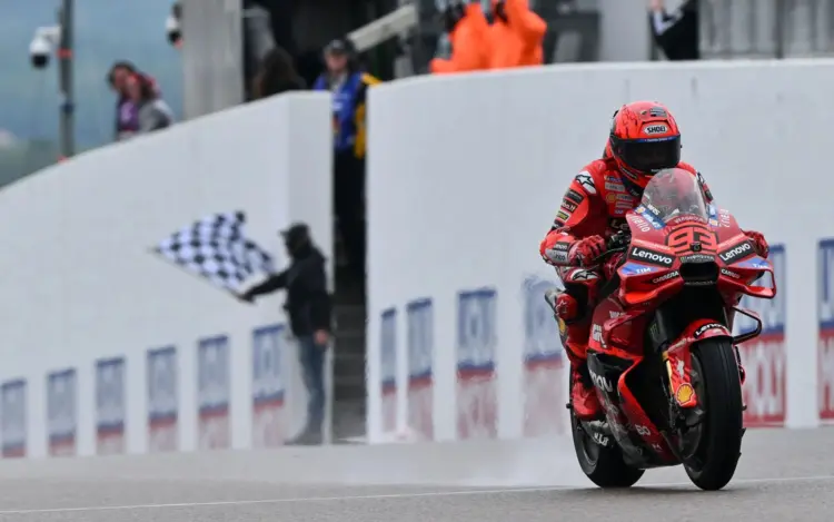Káosz a Sachsenringen: Marc Márquez nyert jubileumi futamán, a mezőny fele bukott