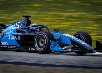 Történelmi siker és eső áztatta izgalom volt Silverstone-ban az F2-ben