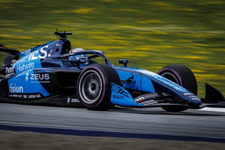 Történelmi siker és eső áztatta izgalom volt Silverstone-ban az F2-ben