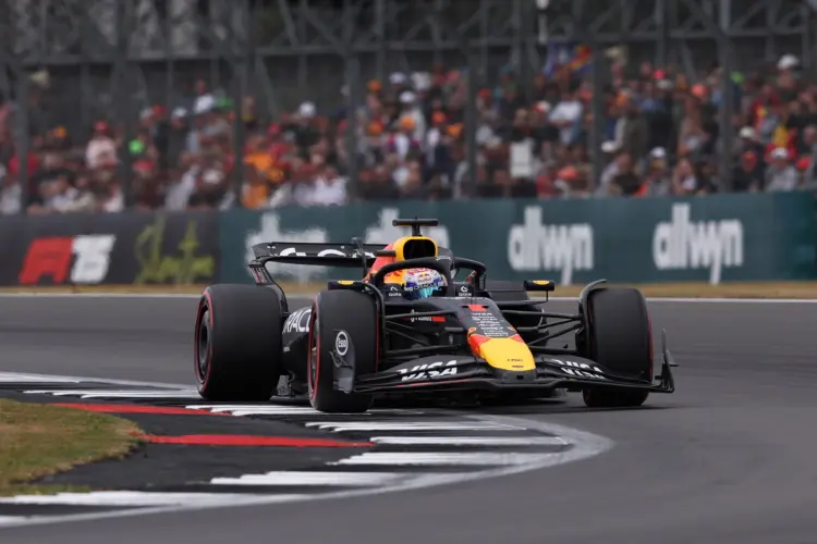 Verstappené a pole Silverstone-ban a két McLaren előtt