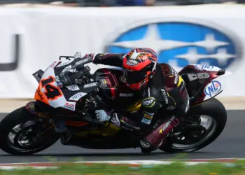 Sam Lowes első győzelmére hajt a Balaton Parkban – a nyitónap után akár bizakodhat is