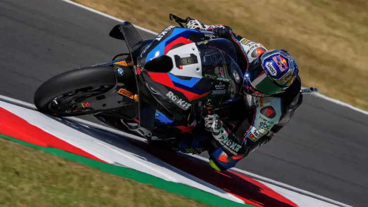 Szoros csata Donington Parkban: Razgatlıoğlué a pole, a Bimota ismét az első sorban