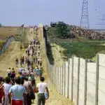 Hungaroring 1986, a Magyar Nagydíj nézői bandukolnak a nézőtérre