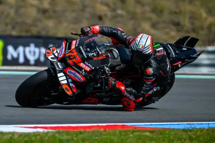 Drámai kvali után Bezzecchié a pole, Márquez az utolsó percekben bukott