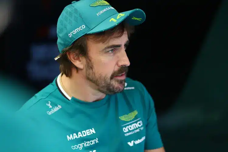 Lesérült Fernando Alonso, egy újonc ugrik be helyette