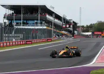 Leclerc kiosztotta a Ferrarit, Norris ünnepelhet a Magyar Nagydíj dobogójának csúcsán!