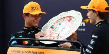 Lando Norris és Oscar Piastri a Magyar Nagydíj konstruktőri, Herendi díjával