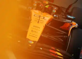 Összetört Ferrarik, elfüstölő McLaren, Piastri győzelem és Hadjar dobogó!