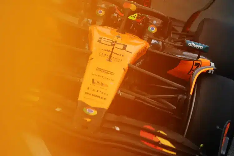 Összetört Ferrarik, elfüstölő McLaren, Piastri győzelem és Hadjar dobogó!