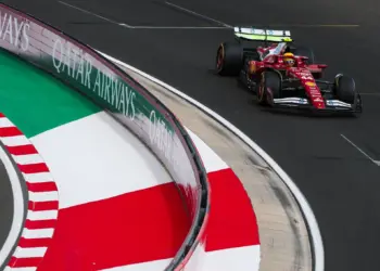 Lewis Hamilton döntő próbatétel előtt áll, hogy megmentse első szezonját vörösben