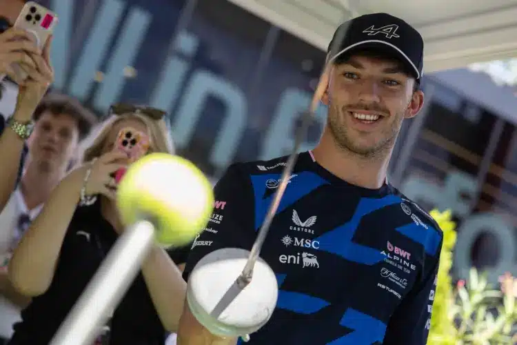 Pierre Gasly barátnője magyar címlapon, magyar márkákat visel!