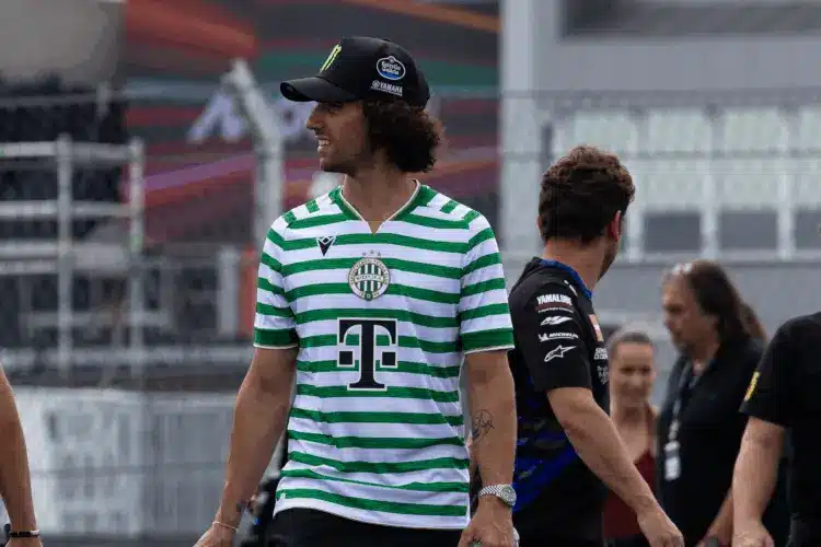 Fradi-mezt húztak és Rubik Kockával játszottak a MotoGP-versenyzők a Balaton Parkban