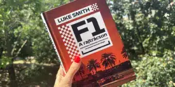 Emberi hangon az F1-ről – Luke Smith: F1, A rajtrácson
