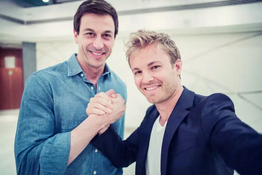 Toto Wolff és Nico Rosberg kezet fognak, miután 2016 júliusában Rosberg aláírta szerződéshosszabbítását
