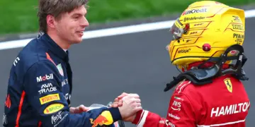 Max Verstappen és Lewis Hamilton kezet fognak (2025)