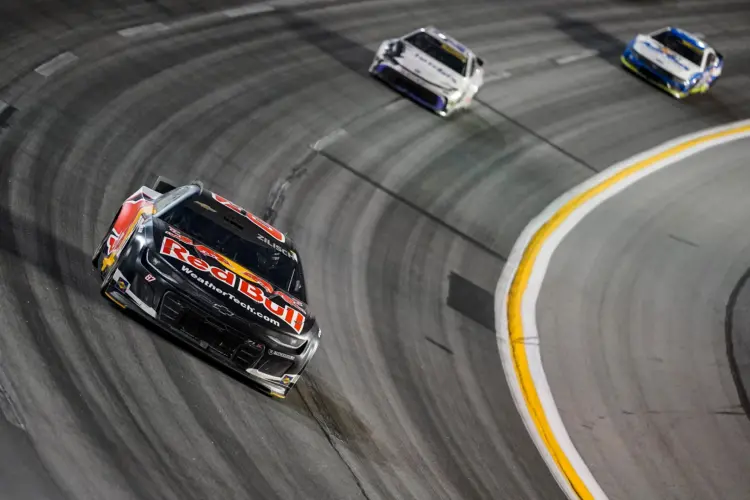 Súlyos sérülést szenvedett a NASCAR-bajnoki éllovasa ünneplés közben