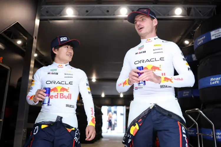 Erre az alkoholos italra szoktatta rá Verstappen Tsunodát