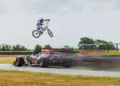 Átugorja-e a BMX-legenda Coulthard feléje száguldó Red Bull F1-es autóját?