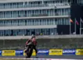 Centiken múlott a nagyobb baj, amikor Acosta motorja felpattant a kerítésre – videó