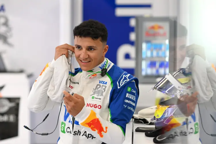 Hadjar Verstappen mellől indul, elmondta mire számít