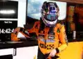 A McLaren pilótájával szemezget a Red Bull