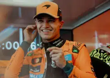 Több F1-es versenyző sem tudta visszatartani a nevetést a himnusz alatt