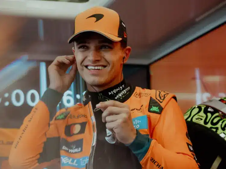 Több F1-es versenyző sem tudta visszatartani a nevetést a himnusz alatt