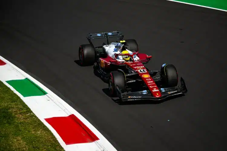 Hamilton újraalkotta Lauda legendás Ferrari fotóját