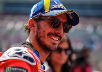 Bagnaia visszatért: magabiztos sprintgyőzelem Marc Márquez előtt – a vb-második pont nélkül maradt