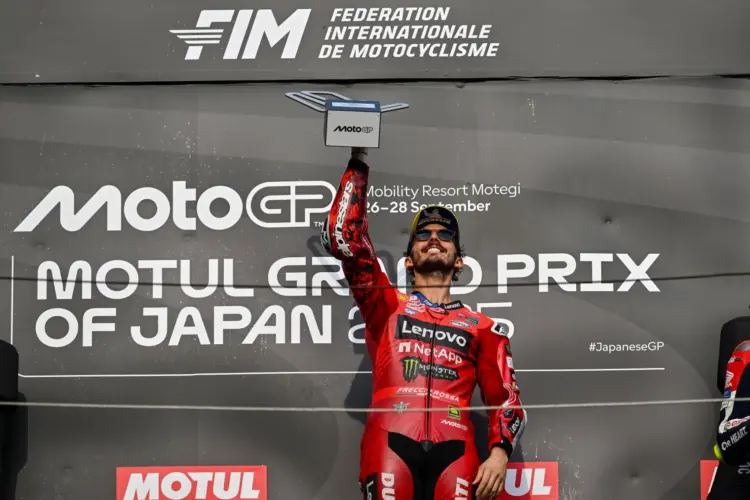 Feszült pillanatok voltak, de a füstölő Ducati sem állította meg Bagnaiát Feszült pillanatok voltak, de a füstölő Ducati sem állította meg Bagnaiát