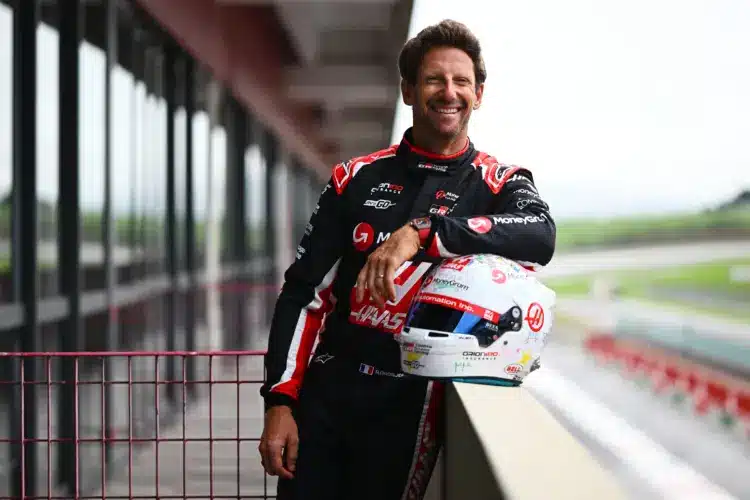 Grosjean közel öt évvel rémisztő balesete után újra F1-es autóba ül!